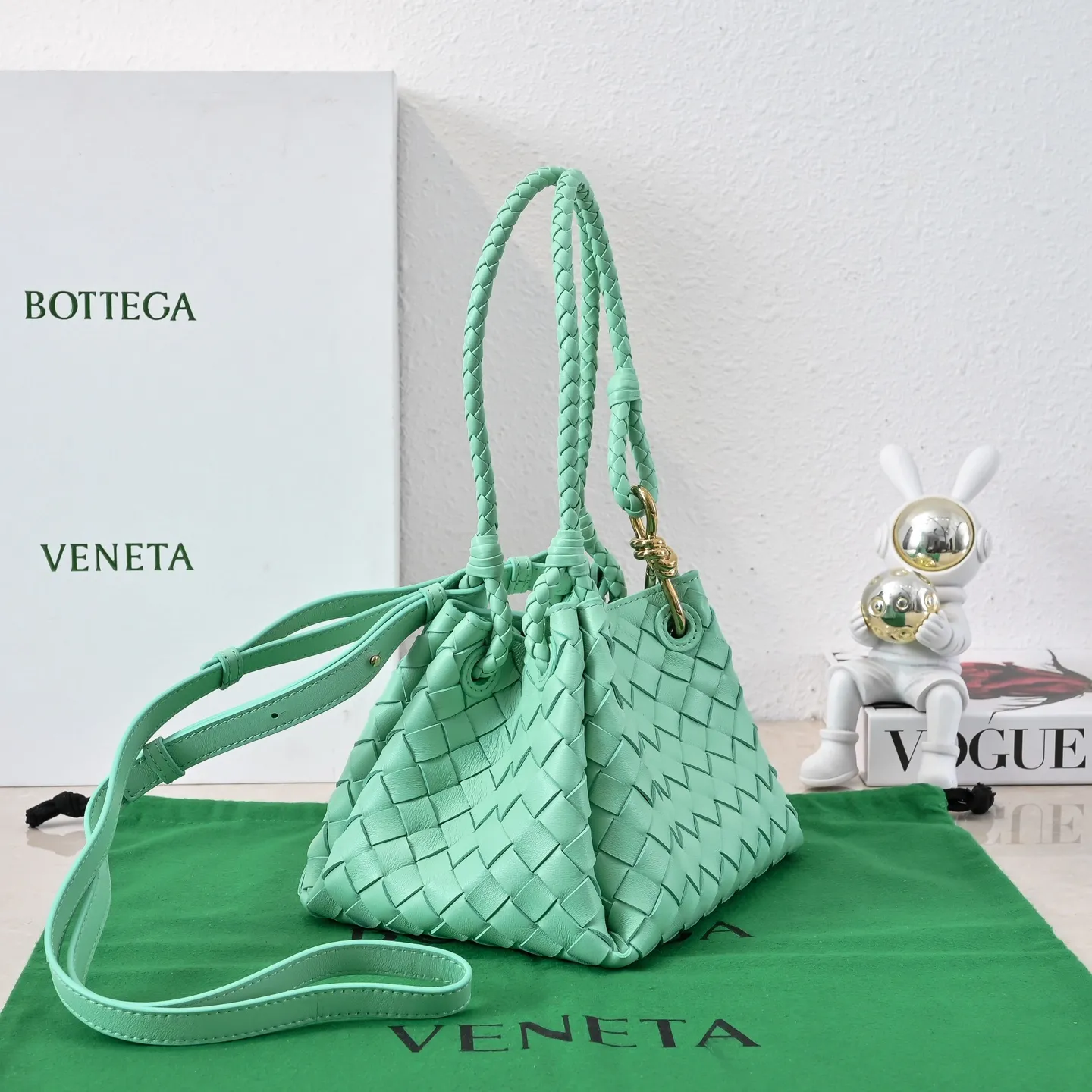 Batch 1760 BV home is new! Andiamo combines Bottega Veneta archives parachute handbags to inherit retro elements and integrate modern trends. The same style as Shu Qi's Beijing Night. It is a continuation of the classic bag. It has three functions: hand carry, shoulder and cross-body. It is embellished with metal brass knot buckles. The capacity of the small one is amazing. It can easily hold sunglasses in a box/small bottle of water/powder powder/charger and other daily necessities when going out. The upper body is versatile. Style number: 6569 Size: 21*17*16.5cm
